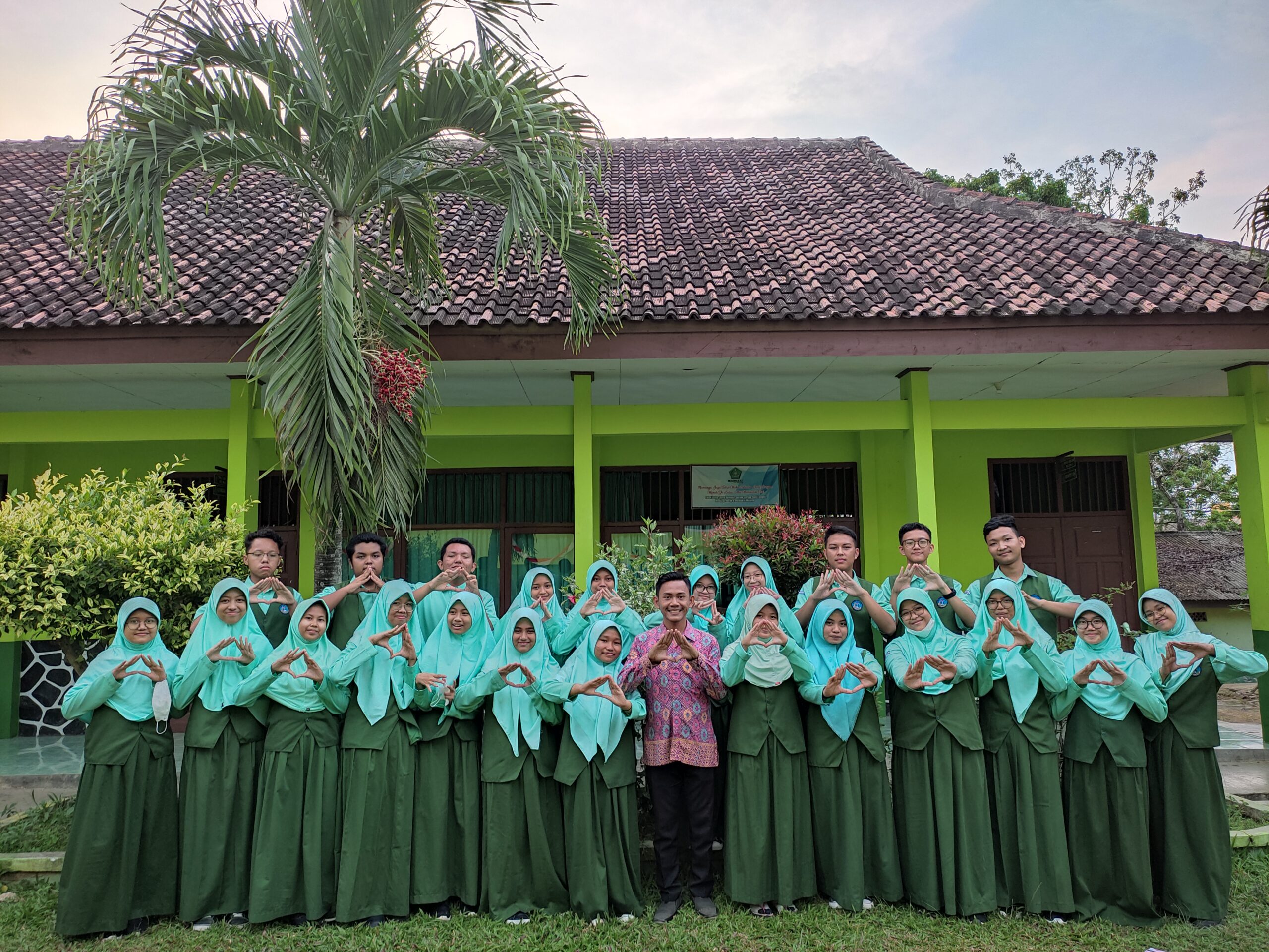 Fisika Club bersama Pembina Utama, Dardiri, S.Pd.